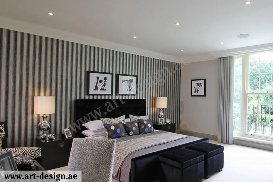 ديكورات غرف نوم صغيرة لشخصين في الامارات دبي 7 استخدام ورق جدران مخطط بشكل طولي باللونين الأبيض والأسود