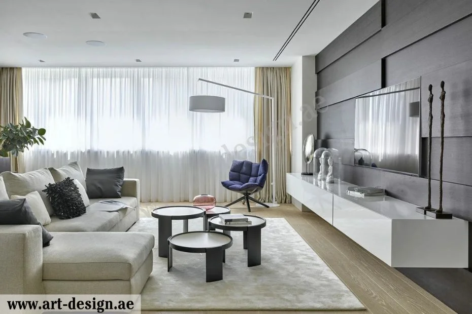 جهاز التلفاز يعلق على الجدار بديكورات خشبية أو جبسية