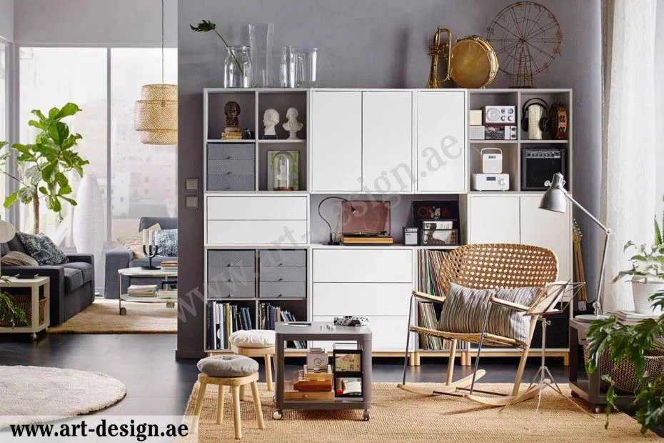 أفكار مميزة لتصميم ديكور غرفة جلوس صغيرة في الإمارات 4 خصص زاوية للقراءة مع مكتبة جدارية أو طاولة برفوف وأدراج