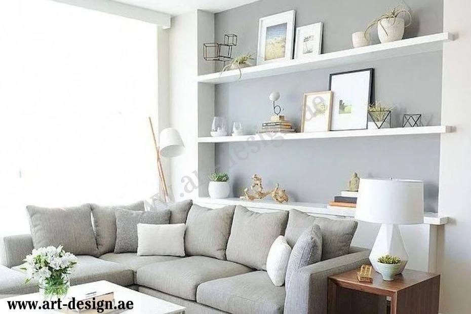 أفكار مميزة لتصميم ديكور غرفة جلوس صغيرة في الإمارات 3 قم بتصميم رفوف لتنظيم الأغراض
