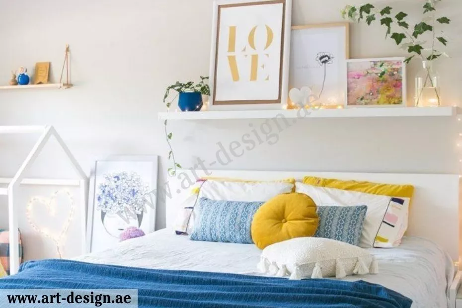 تثبيت رف أعلى السرير لوضع الصور العائلية بإطارات جميلة