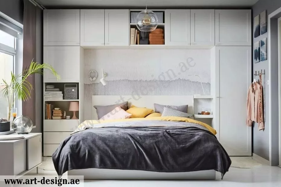 تصميم مكتبة على رفوف بارتفاع مدروس