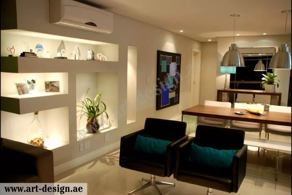 أفضل أفكار ديكورات جبس غرف جلوس بالإمارات 3 تصميم بعض الرفوف من الجبس لتوزيع نباتات الزينة