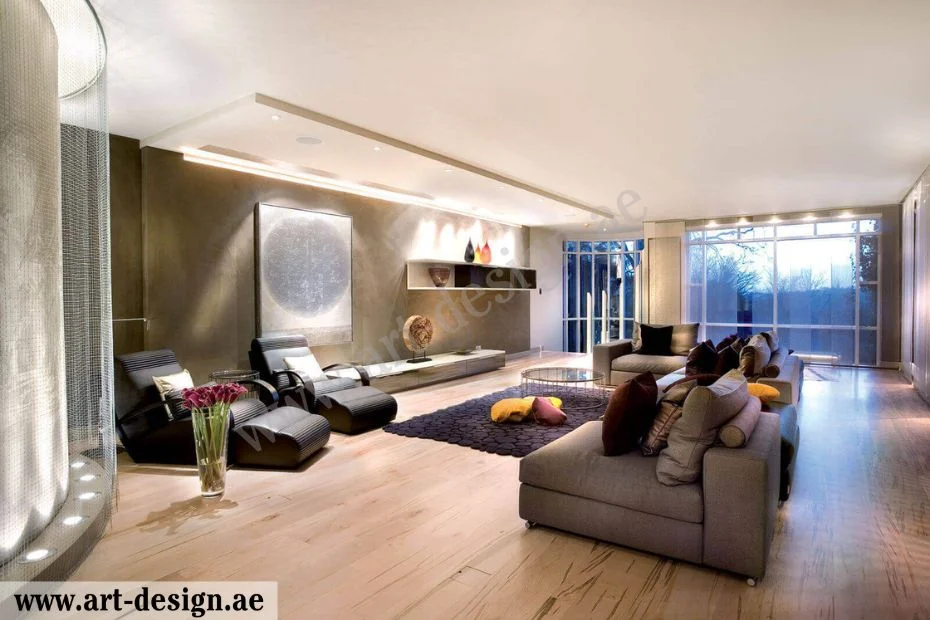 طلاء أحد الجدران بلون داكن وطلاء السقف وبقية الجدران بألوان فاتحة