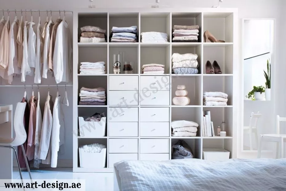 ديكورات وتصاميم خزائن ملابس بالحائط في الإمارات 8 تصميم خزانة الحائط على أحد جانبي غرفة النوم