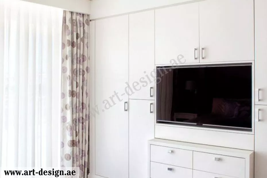 ديكورات وتصاميم خزائن ملابس بالحائط في الإمارات 3 خزانة ملابس جدارية مع مساحة للتلفاز