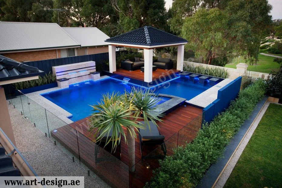 ديكور مسبح منزلي في الامارات 3 أضف نباتاتٍ خضراء حول المسبح