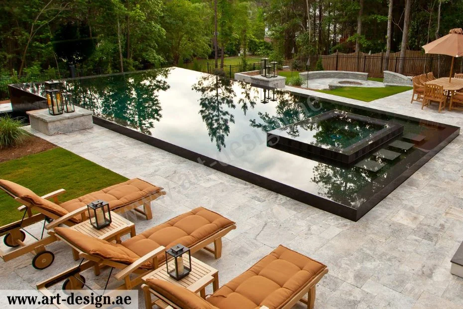 ديكور مسبح منزلي في الامارات 6 خصص مساحةً للاسترخاء على جانب المسبح مع كراسي مُريحةٍ