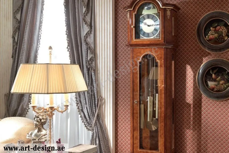 ديكورات إضافية مثل ساعة خشبية كبيرة مع رقاص
