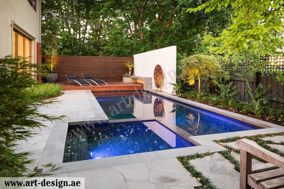 ديكور مسبح منزلي في الامارات 5 زين المسبح بأعمالٍ فنيةٍ