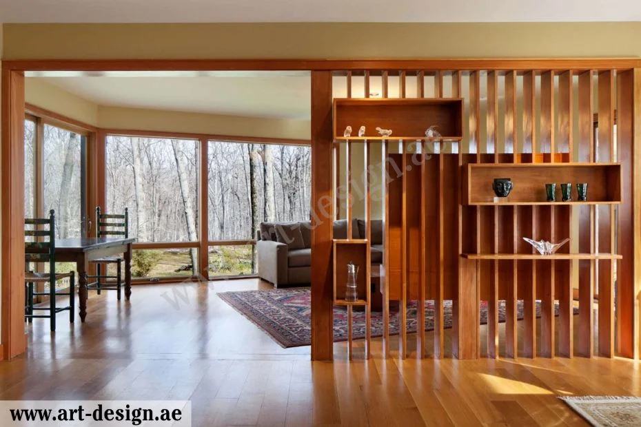 في غرف الجلوس الواسعة قم بتقسيمها لعدة أقسام بفواصل خشبية مزخرفة