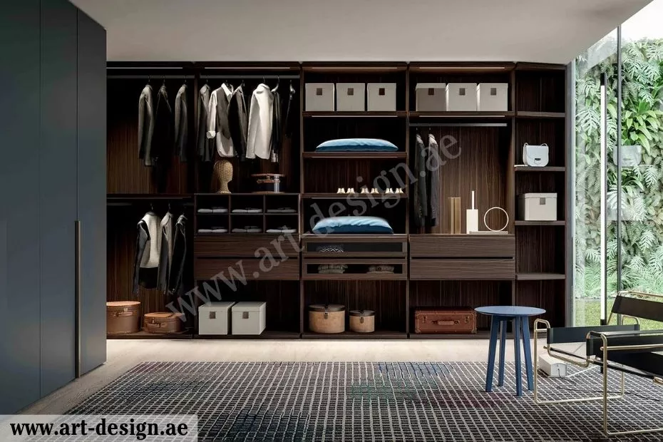 غرفة ملابس بتصميم خطي