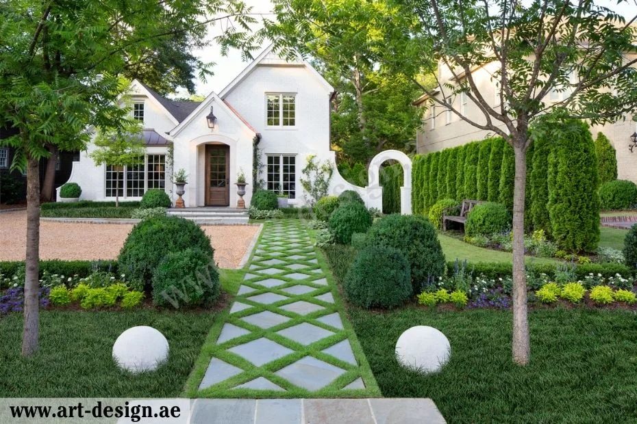 حديقة مستطيلة مع ممر حجري بين النباتات