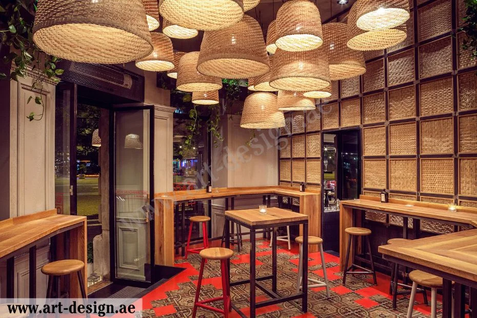 تصميم مطعم شعبي بأسلوب عصري في الامارات 2 استخدام الأخشاب لإكساء الارضيات والجدران