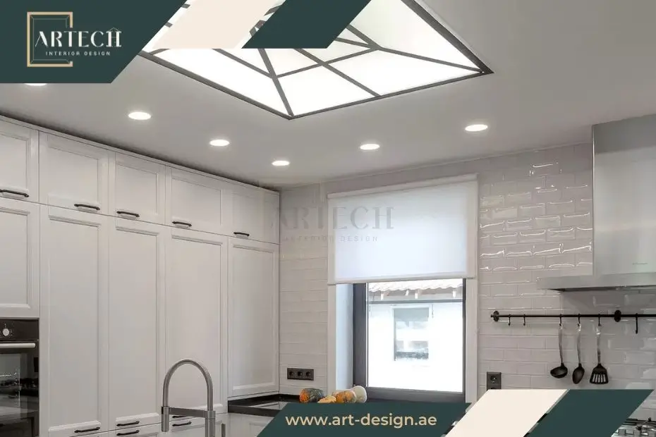 اختيار سقف بلون أبيض لكي يبدو المطبخ أكثر اتساعًا، مع إدخال الأسود أو ألوان هادئة
